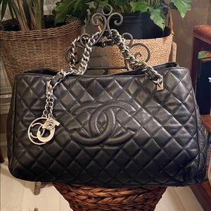 Fashion Dupe CC Black Quilted Shoulder Bag with Silver Accents